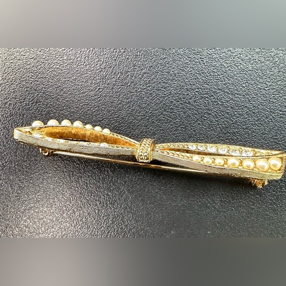 Vintage  Art Deco bow  bar  with pearl and rhinestones swirled back Brooch - Picture 4 of 5